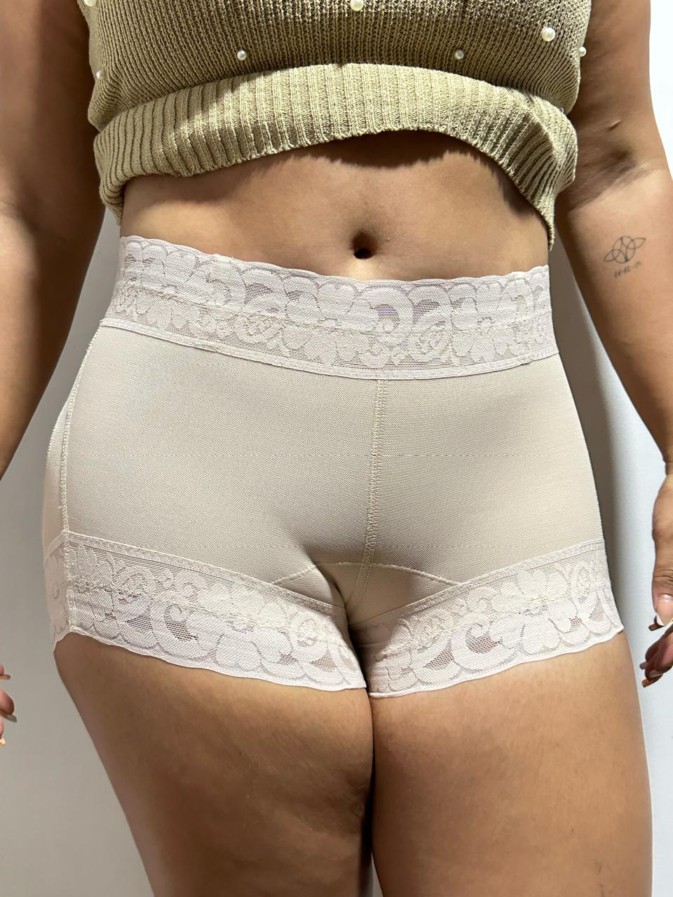 FAJA SHORT LEVANTA COLA CACHETERO FEMI